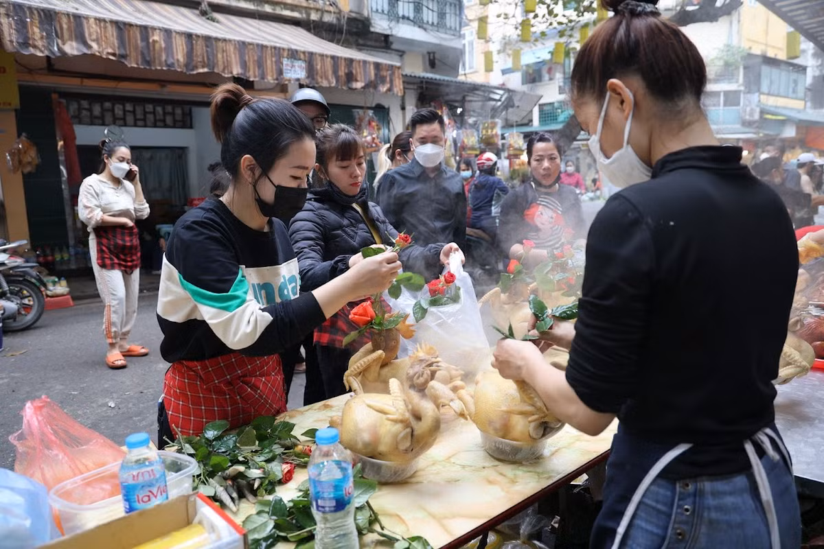 Những con gà được chọn làm gà cúng có mã đẹp, người làm phải cẩn thận để tạo dáng cho chúng.