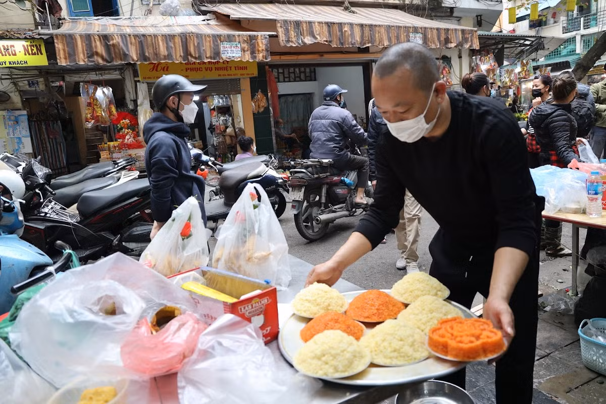 Ngoài gà ngậm hoa hồng, các cửa hàng còn bán thêm xôi, chim quay... phục vụ người dân cho mâm cúng tổ tiên dịp cuối năm.