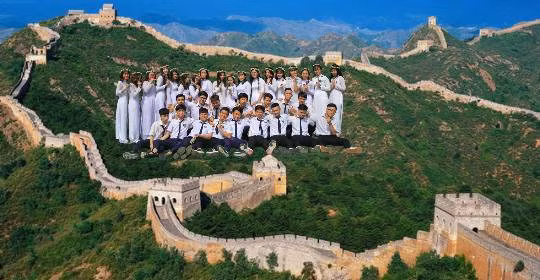 Đưa cả lớp đi chơi Vạn Lý Trường Thành chỉ bằng mấy ngón nghề photoshop đơn giản.