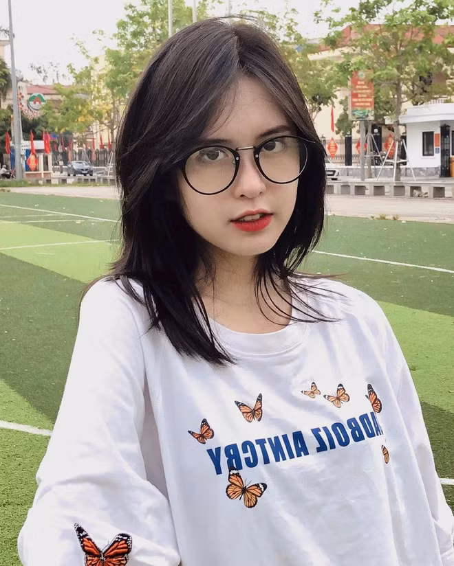 Mới đây, cư dân mạng cũng đã truyền tay nhau hình chụp căn cước công dân của một cô nàng với sắc vóc đẹp tựa thiên thần khiến ai cũng phải để lại một lời khen.