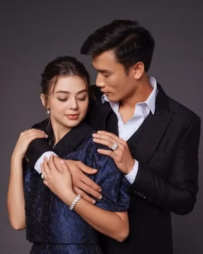 Hơn hết, ở tuổi 25 Bùi Tiến Dũng còn lấy được một cô vợ mẫu Tây xinh đẹp và chuẩn bị đón con đầu lòng chào đời.