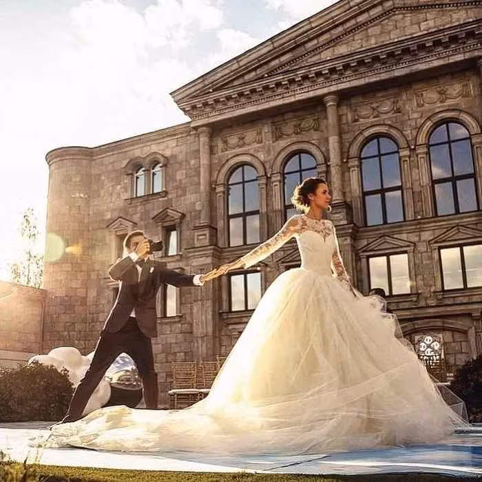 "Đưa em đi khắp thế gian" đã giúp sự nghiệp nhiếp ảnh của Murad và làm mẫu của Nataly cất cánh. Năm 2017, chàng trai người Nga được tạp chí Forbes vinh danh trong Top 3 Travel Influencer.