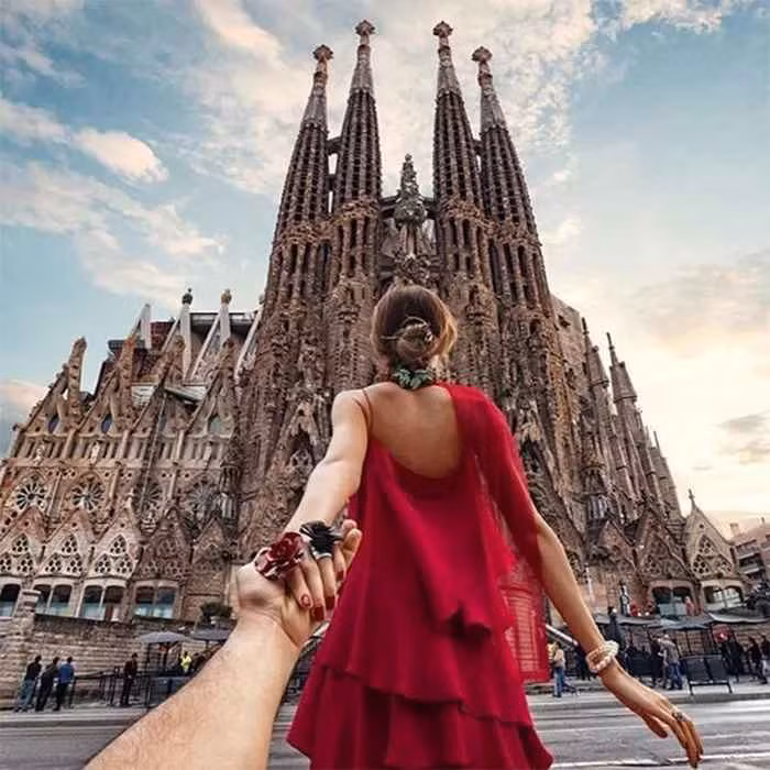 Theo tìm hiểu, chủ nhân của trào lưu chụp ảnh Follow Me là nhiếp ảnh gia người Nga Murad Osmann và bạn gái người mẫu Nataly Zakharova.