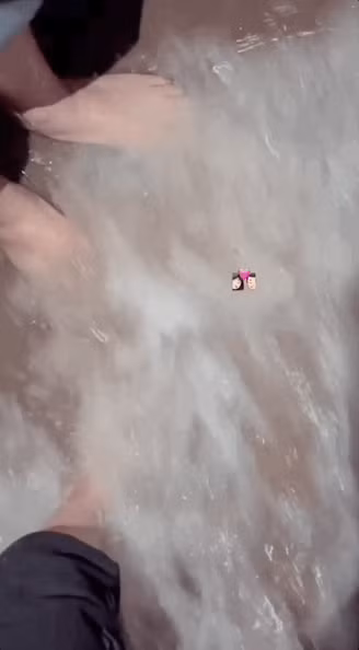 Theo đó trên Instagram của mình, Hàn Hằng đã đăng một chiếc story quay video, úp mở đôi chân của người đàn ông đang cùng mình lội nước. Một vài netizen thậm chí còn cho rằng cô đang... tắm chung cùng bạn trai trong bể jacuzzi.