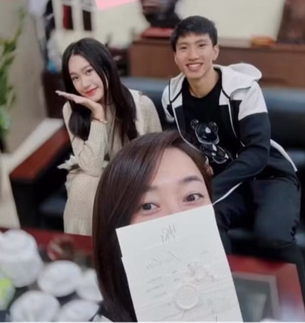 Theo đó Doãn Hải My đăng ảnh phải dán miếng hạ sốt vì bị sốt. “Lúc đi tưng bừng bao nhiêu, lúc về xìu bấy nhiêu” - cô nàng nói thêm.