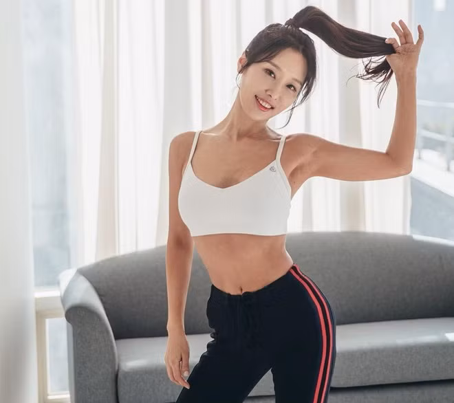Lee Su Jin là nữ nha sĩ nổi tiếng tại Hàn Quốc. Cô dù đã bước sang tuổi 52 nhưng khiến nhiều người bất ngờ vì gương mặt trẻ trung vóc dáng thon gọn, đáng mơ ước.