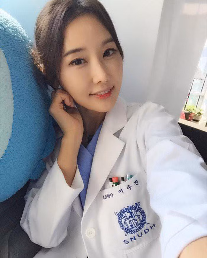 Nhờ sở hữu vóc dáng gợi cảm và vòng eo nhỏ nhắn, cô Lee tự tin theo đuổi nhiều style ăn mặc khác nhau từ dễ thương cho đến cá tính, thanh lịch.