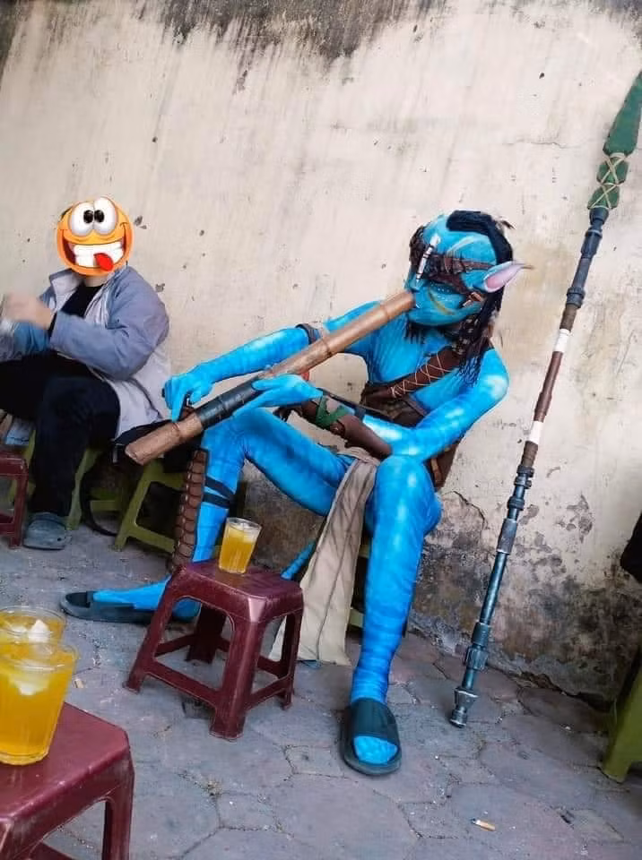 Nhập gia tùy tục, người Na'vi khi đến Việt Nam cũng phải thử trà đá kèm bi thuốc lào.