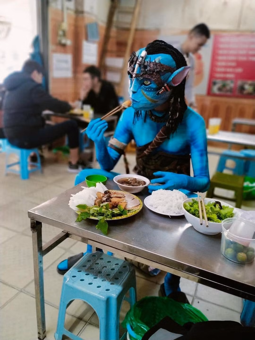 Mới đây, dân mạng thích thú khi phát hiện hình ảnh người Na'vi vô tình “lạc bước” tới Thủ đô Hà Nội. Mặc dù biết rằng đây chỉ là một sản phẩm cosplay nhân vật trong phim Avatar 2 nhưng khiến khán giả và dân mạng vô cùng thích thú.