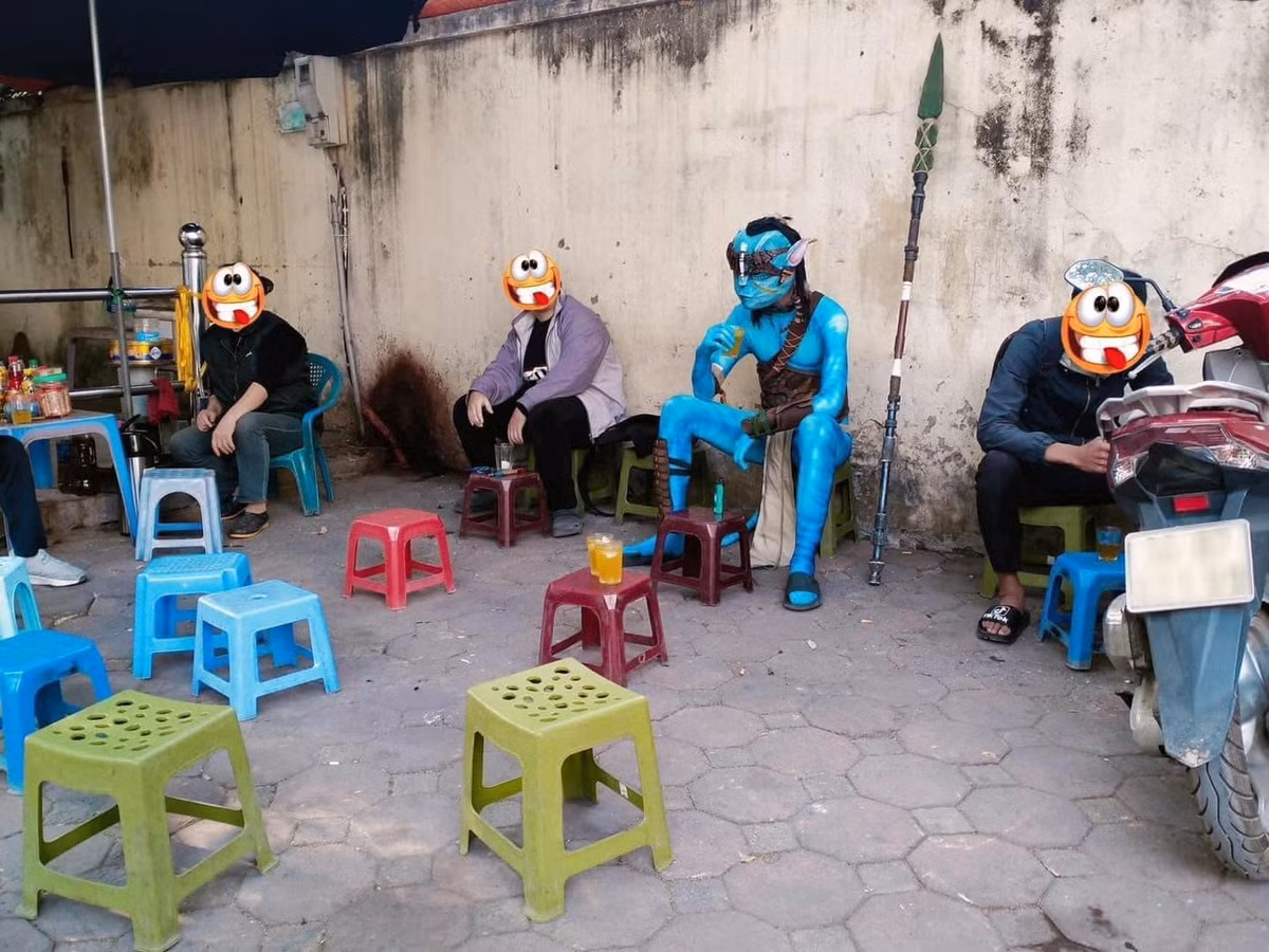 Nhân vật này cũng “du ngoạn” nhiều nơi, từ thưởng thức món bún chả của Việt Nam cho đến ngồi cà phê vỉa hè hay câu cá...