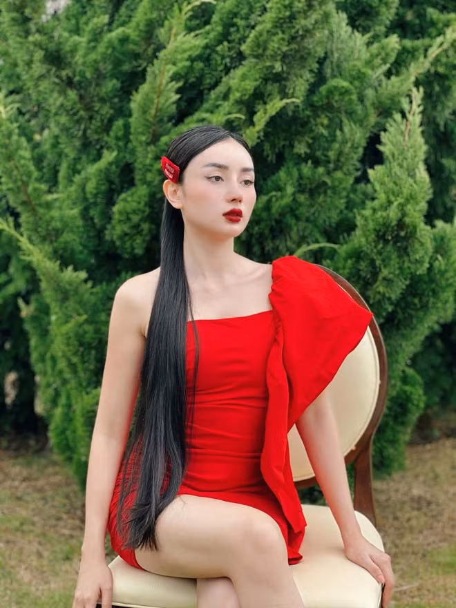 Angela Chu từng chia sẻ, gia đình chồng cô có lối sống nề nếp, tôn trọng giá trị truyền thống. Mỗi sáng, cô đều đến phòng khách chào hỏi mẹ chồng, sau đó mới làm công việc riêng. Gia đình cô cũng thường xuyên có những chuyến du lịch chung để gắn kết tình cảm.