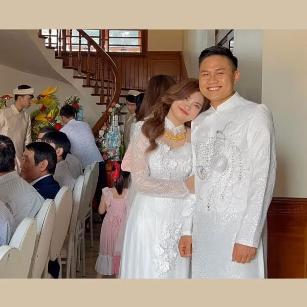 Khi nhìn thấy khu vực cửa ra vào có đặt biển in mã QR bên cạnh hộp tim đựng phong bì, nhiều người khá bất ngờ. Nhiều bạn trẻ thay vì bỏ tiền vào phong bì đã sử dụng mã để mừng cưới cặp đôi.