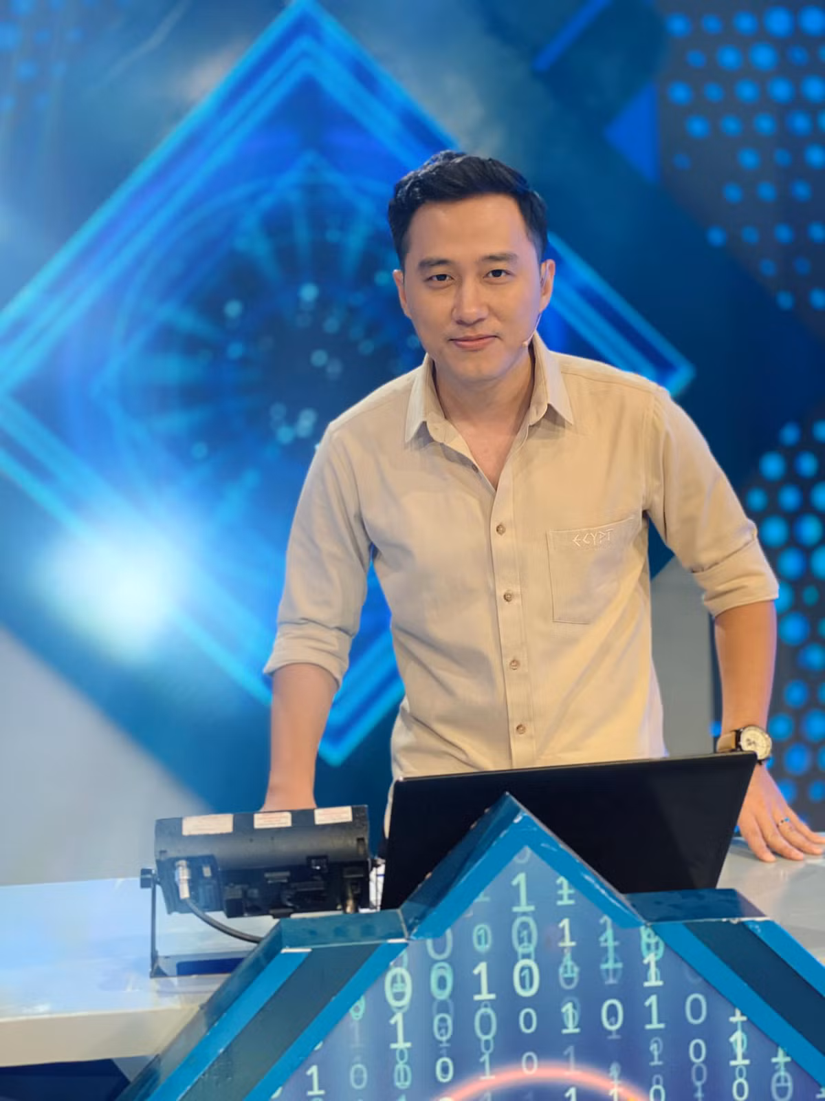 Trước khi trở thành một MC/BTV của VTV, Ngọc Huy từng theo học tại Học viện Ngoại giao Việt Nam. Không những thế, anh còn xuất thân từ một trong những ngôi trường THPT mà nhiều người mơ ước, đó chính là Khối chuyên Toán - Tin tổng hợp thuộc trường THPT chuyên Khoa học Tự nhiên (Đại học Quốc gia Hà Nội).