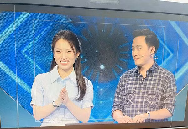 Theo đó, dân mạng trêu rằng MC Ngọc Huy là ánh mắt của “kẻ say đắm” hướng về bạn dẫn xinh đẹp là Khánh Vy.