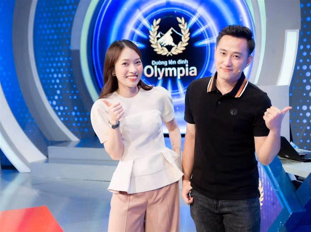 Nam MC Duong Len Dinh Olympia lo anh mat la nhin ban dan