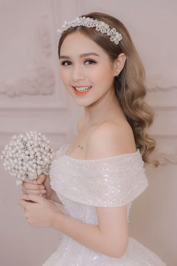 Cán mốc 481.000 người theo dõi, Phạm Trang hay nickname là Xoài Non là một trong những cô nàng hot nhất nền tảng công nghệ này. Cô nàng sinh năm 2000 gây ấn tượng với gương mặt lai tây dù là thuần Việt 100%.