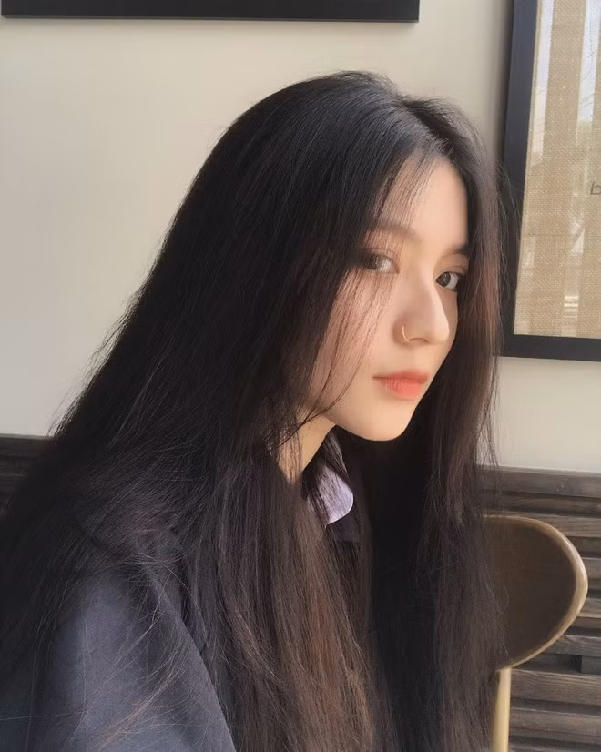 Bâu không chỉ xinh đẹp mà còn rất giỏi kinh doanh, cô nàng không buôn bán online trên Instagram mà có hẳn một thương hiệu riêng về skincare và chăm sóc tóc.