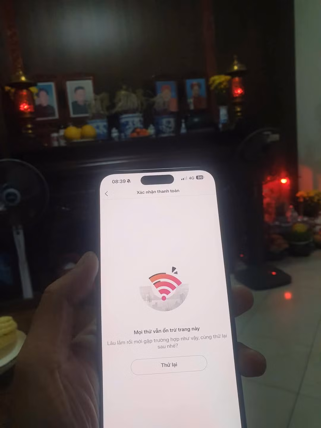 Nhiều người quan tâm bình luận hỏi cách mua và bày tỏ sự thất vọng khi chưa “săn” được vé và lo lắng vé sẽ nhanh chóng bán hết.