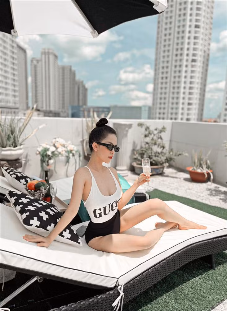 Nếu không nói đang ở nhà, nhiều người còn tưởng chị dâu Bảo Thy đang đi mua sắm hàng hiệu nữa cơ đấy.