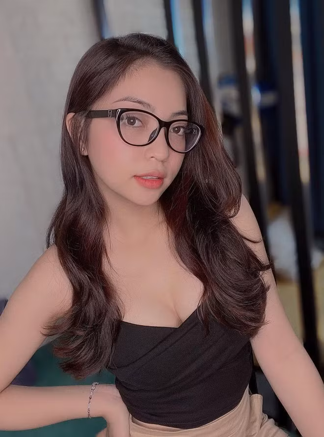 Nhật Lê vừa là mối tình nhiều năm mặn nồng lại vừa quay đi quay lại với Quang Hải. Bởi vậy mà chẳng có gì lạ khi nhất cử nhất động của Nhật Lê mỗi lần cầu thủ Việt Nam thi đấu luôn được netizen săm soi.