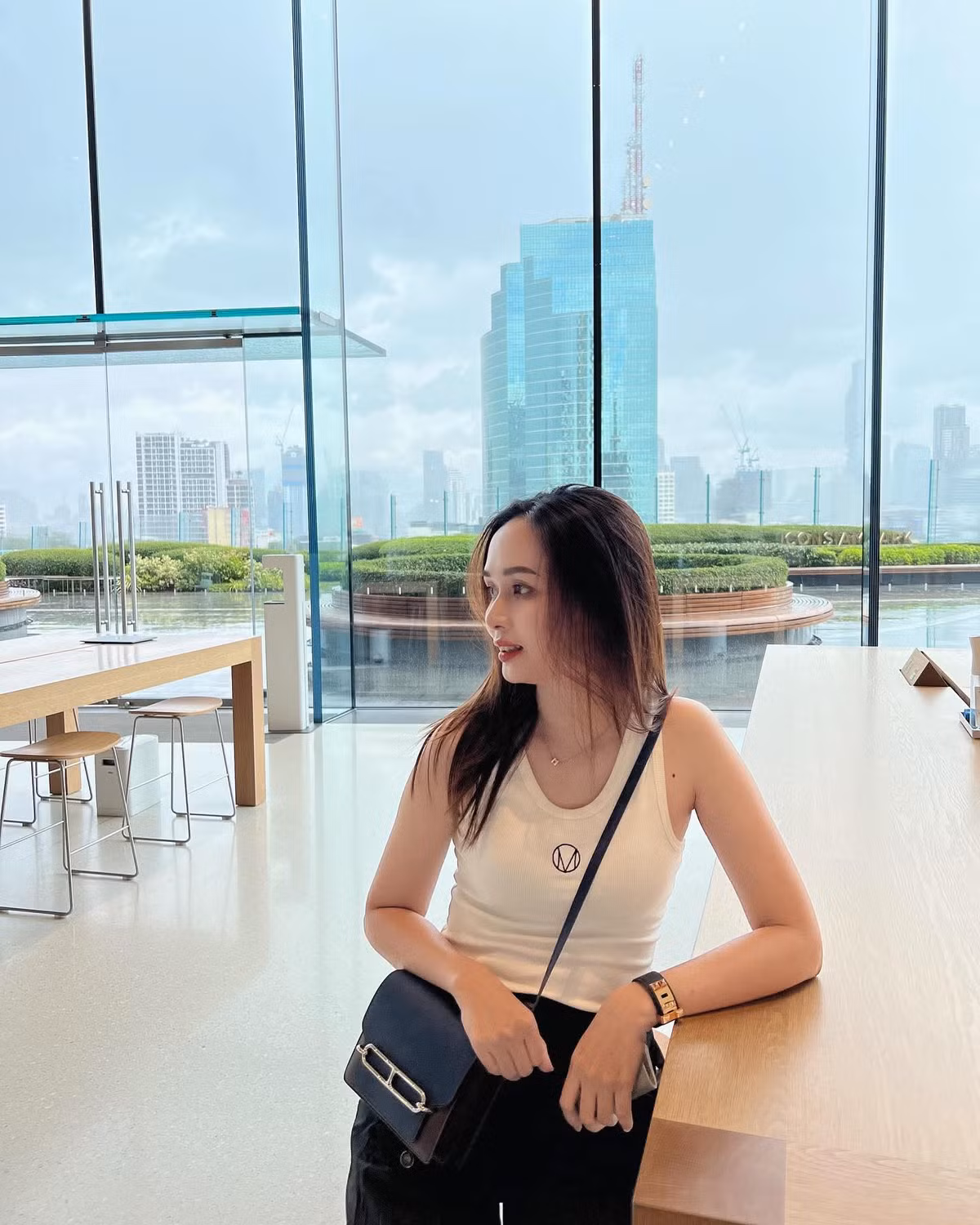 Hình ảnh Huyền Mi bê mâm cỗ ở quê chồng mới đây cũng chính là câu trả lời rõ nhất cho những dèm pha vô lý của "hội mẹ chồng online".