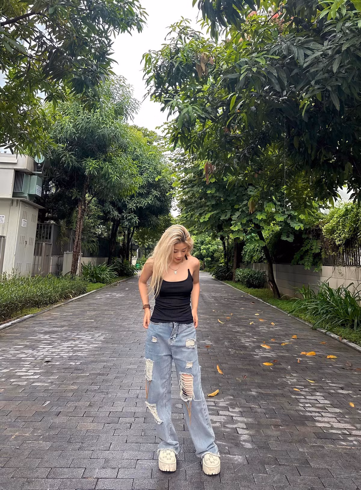Như Phương có vóc dáng nhỏ nhắn, thon gọn cùng đường cong quyến rũ
