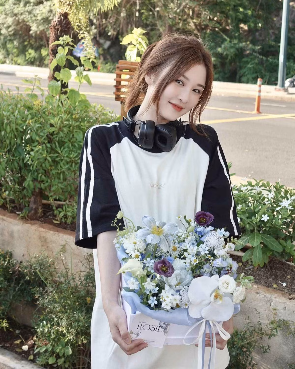 Trên trang Instagram có hơn 1,3 triệu người theo dõi của mình, Ribi Sachi thường xuyên đăng tải các đoạn clip ngắn mình vi vu trong những chuyến du lịch chuyến du lịch nước ngoài.