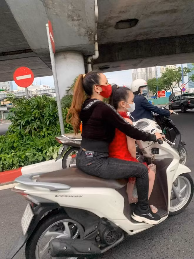 Chưa rõ vì lý do gì người phụ nữ lại một lần nữa tới đồn nhưng đến chính dân mạng cũng quá chán với tần suất xuất hiện dày đặc đầy tiêu cực của đối tượng.