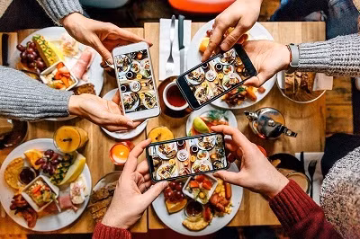 Những chủ cơ sở ăn uống thuê những nhân vật có tầm ảnh hưởng để review với muôn vàn lời "có cánh", cũng như tâng bốc về chất lượng dịch vụ, đồ ăn tại quán. Tuy nhiên, khi khách kéo đến thì lại nhận được sự phục vụ và đồ ăn kém chất lượng, không như trong những video họ đã giới thiệu.