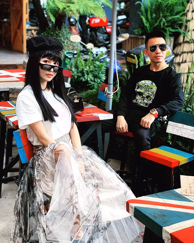 Sau bức ảnh của Mina, một số dân mạng đùa vui rằng ước được "lượm đại" như chị mà không được. Đúng vợ đại gia có khác, cách ăn chơi cũng khác hẳn người thường.