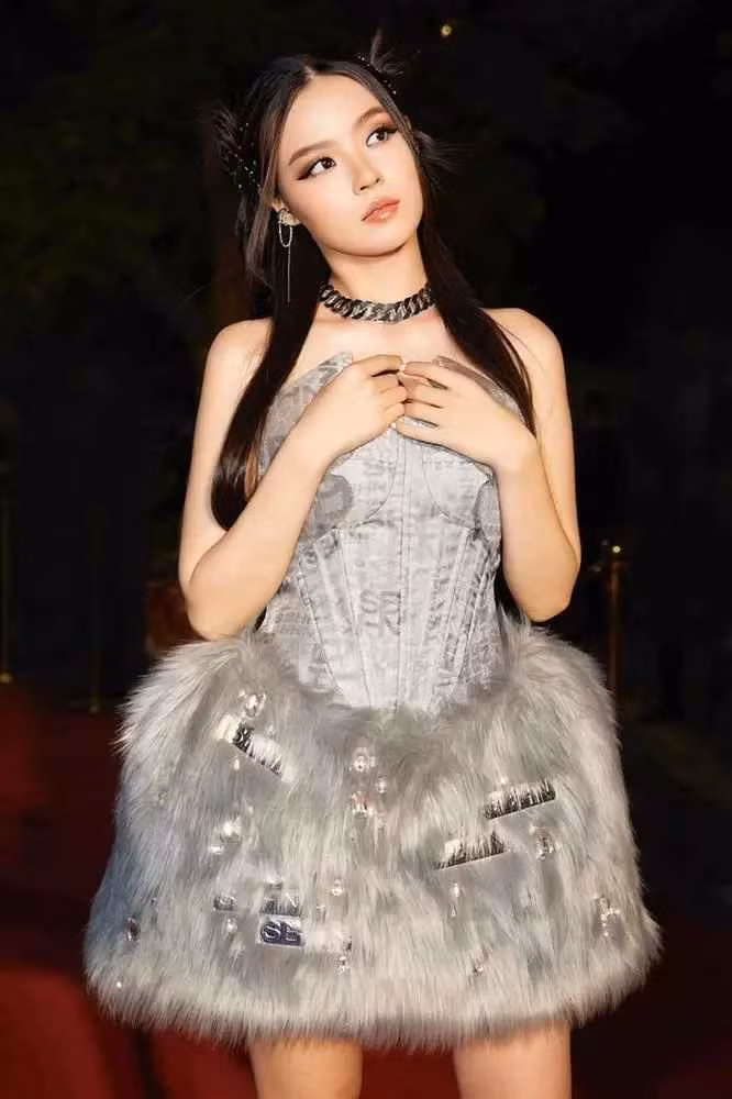 Bị team qua đường chụp lén, Midu bị soi từ đầu tới chân Bi team qua duong chup len, Midu bi soi tu dau toi chan
