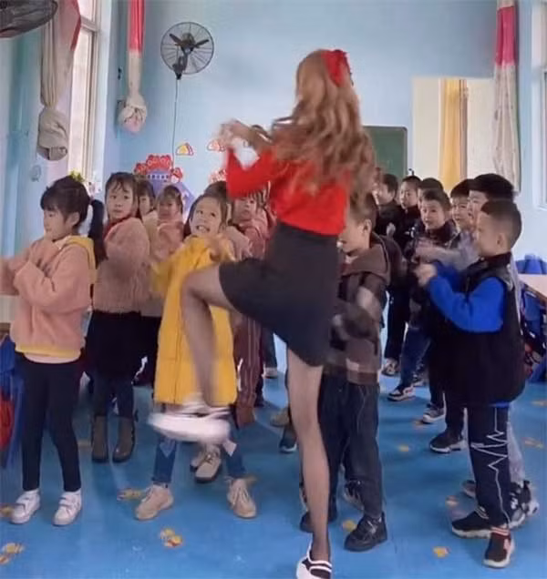 Hành động này của nữ giáo viên nhận được nhiều bình luận ủng hộ, trong đó có rapper nổi tiếng Fat Joe. Anh thậm chí còn quay một clip bàn luận về câu chuyện và cho rằng những kẻ chỉ trích đang cố gắng khiến nữ giáo viên bị sa thải. Ảnh minh họa.