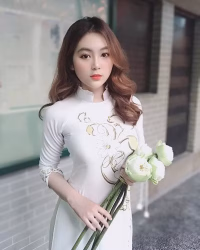 Trần Trân cho biết, công việc hiện tại giúp cô có thu nhập khá ổn định đủ để nuôi cả gia đình. Vì thế, cô luôn tránh xa những cám dỗ để không gây ảnh hưởng đến danh tiếng của mình.