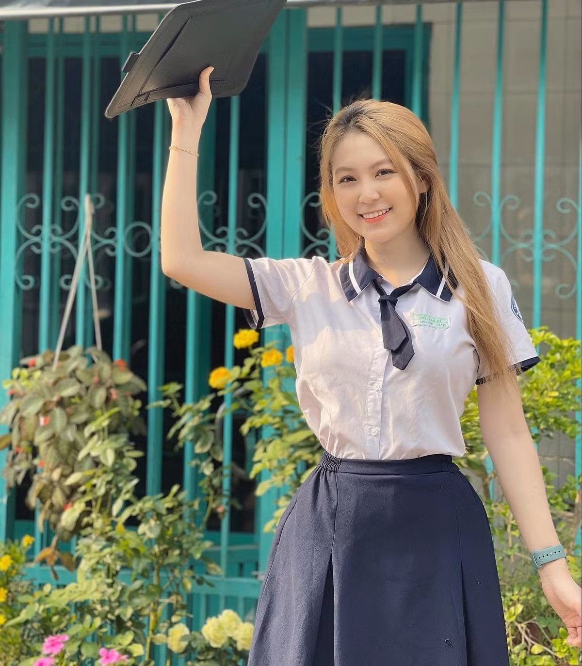 Trong ảnh, hot girl Trần Trân diện đồng phục của nữ sinh với chiếc chân váy tối màu và áo đồng phục. Đi kèm là dòng caption: "Em đi khai giảng về rồi nha".