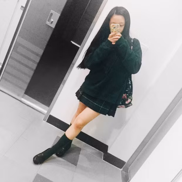 Cụ thể, hot girl 9X Trung Quốc được nhắc tới bộ sưu tập tóc nhuộm có tên Zhang Yao Yue, nickname là Real (sinh năm 1999) đến từ thành phố Nam Xương, tỉnh Giang Tây (Trung Quốc).