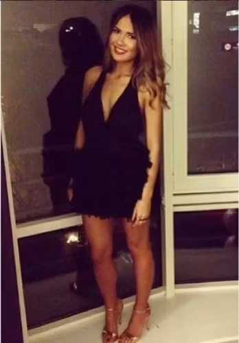 Emma Rhys-Jones là vợ của ngôi sao thần tượng Xứ Wales Gareth Bale. Cầu thủ chạy cánh 33 tuổi kết hôn với người đẹp 31 tuổi cách đây 3 năm và họ có với nhau 4 con chung.