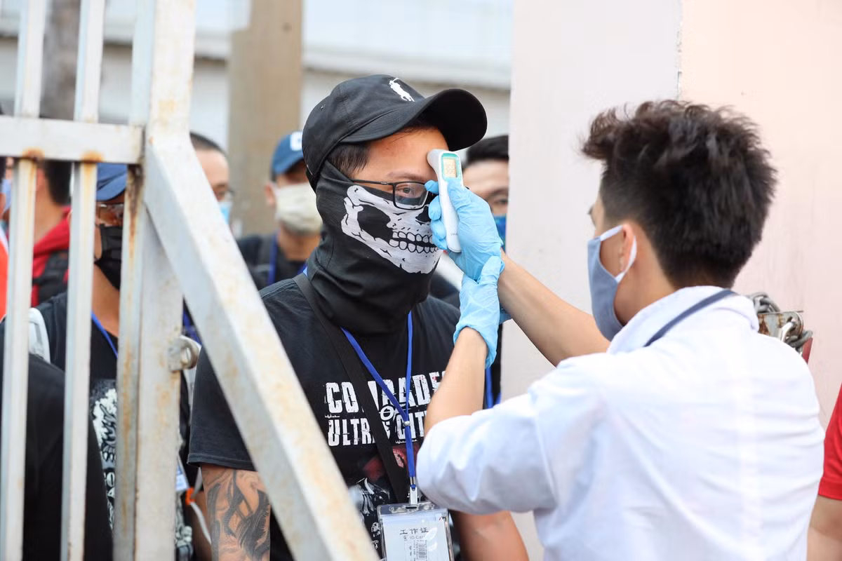 Tuy nhiên, vẫn có 1 số ý kiến cho rằng, TP HCM được đá trên sân Thống Nhất. Nhưng lợi thế của họ bị mất đi nhiều khi trận đấu được tổ chức trên sân không có khán giả do lo ngại dịch Covid-19.