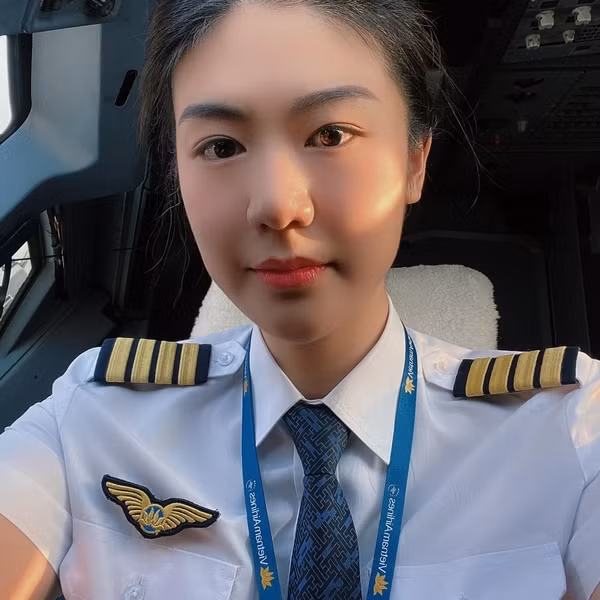 Huỳnh Lý Đông Phương chính là cơ trưởng nữ Việt Nam đầu tiên, hiện đang làm cho hãng hàng không quốc gia.