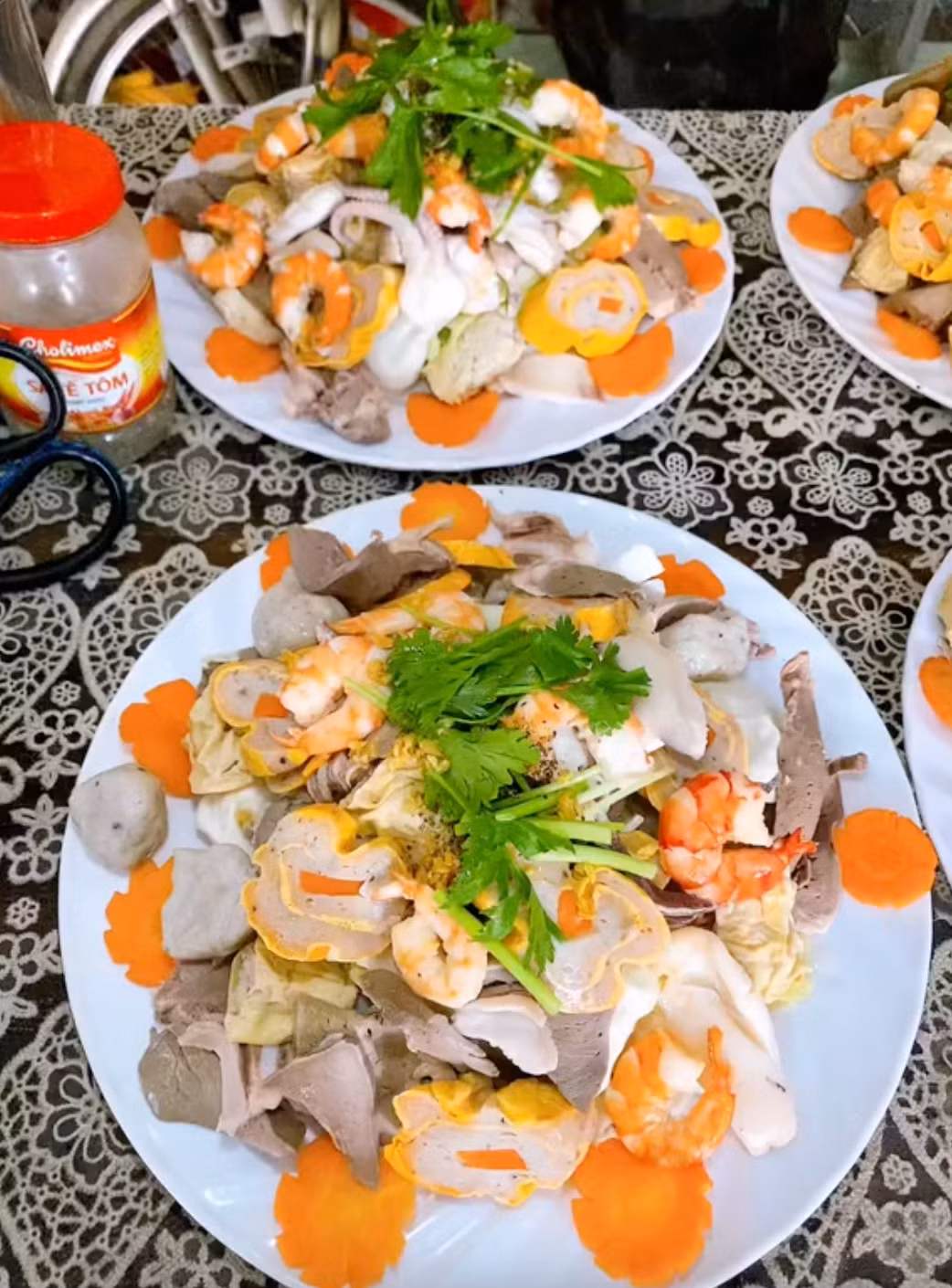 Có thể kể đến những đĩa/ mẹt khai vị với các món như mai ghẹ, thịt nướng, bò cuộn, tôm cuộn, chả giò hải sản... đều là những món có màu sắc hấp dẫn.