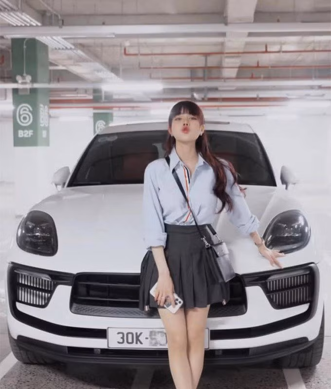 Trước đó, khi bị “anti” tố “phông bạt”, Bích Hạnh cũng tung bằng chứng đây chính là chiếc xe mà cô đã cọc từ năm 2022, đến sinh nhật năm 2023 thì tự mua tặng bản thân.