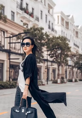 Hình ảnh thời trang cực cá tính của BTV Hoài Anh.