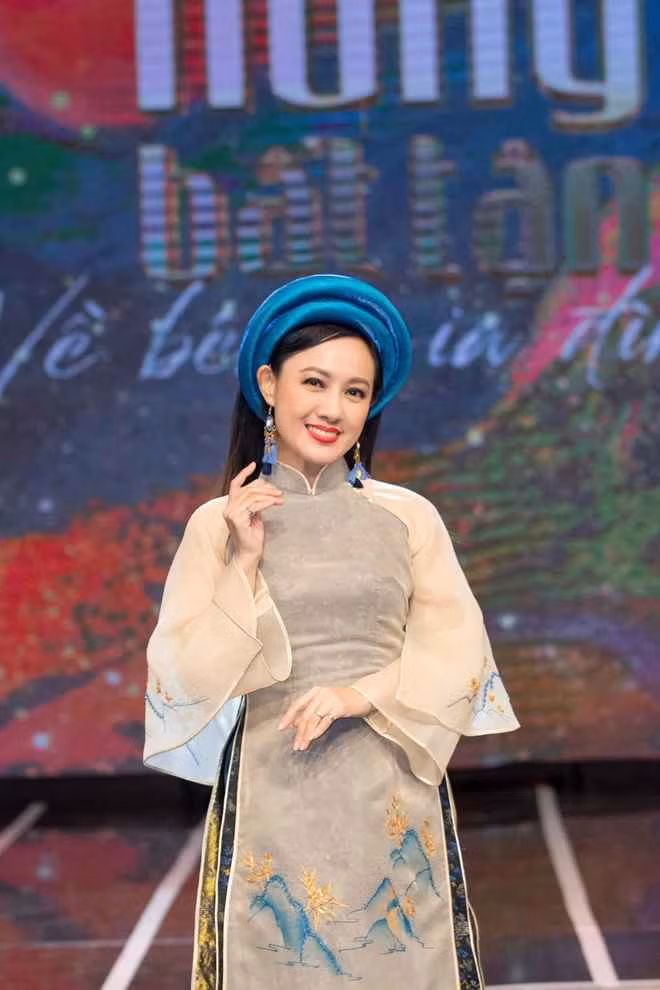 Được biết, Hoài Anh đi công tác, tiện đường qua thăm nhà đồng nghiệp và gặp bố mẹ nam MC.