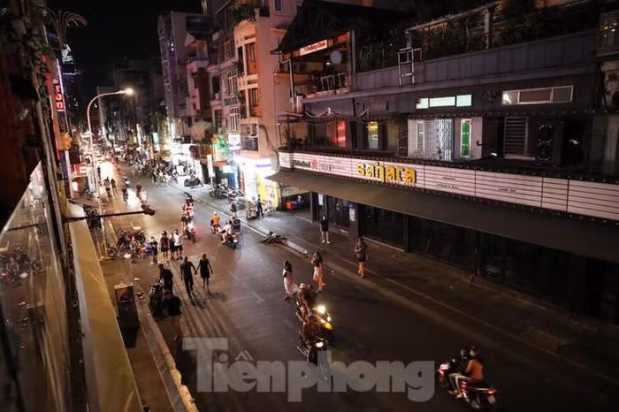 Tuyến phố từng là nơi hoạt động nhộn nhịp, sầm uất bậc nhất Sài Gòn bỗng trở nên vắng hoe, chỉ còn lác đác một ít người qua lại vì khách du lịch đến đây không có chỗ vui chơi.