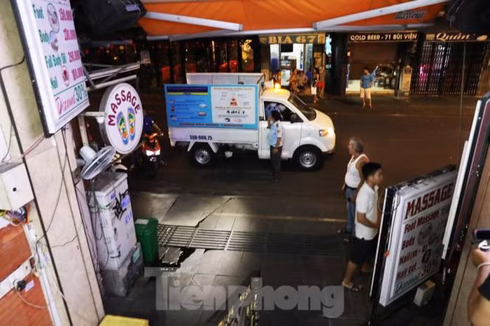 Ghi nhận của phóng viên vào khuya 14/3, hàng loạt quán bar, nhà hàng trên phố Bùi Viện đã đóng cửa ngừng hoạt động.