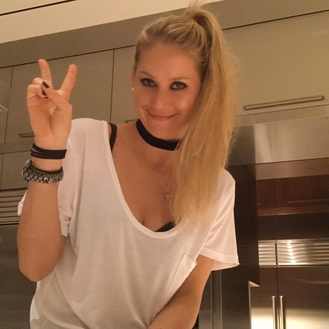 Sau khi kết thúc sự nghiệp quần vợt, Anna Kournikova làm người mẫu và nhà từ thiện. Cô từng tham gia cuộc thi dành cho người nổi tiếng Advanta World Team Tennis Smash Hits vào năm 2008 để quyên góp tiền cho Quỹ AIDS.