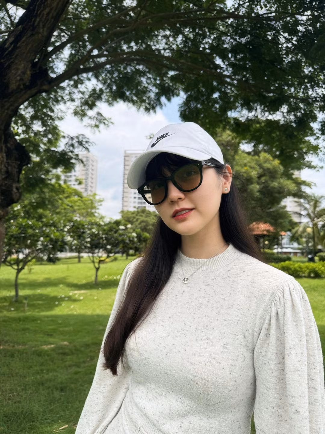 Hải Tú viết: "Xin chào tháng 11 của tôi ơi. Lại chuẩn bị đi đâu đấy tiếp thôi nào!"