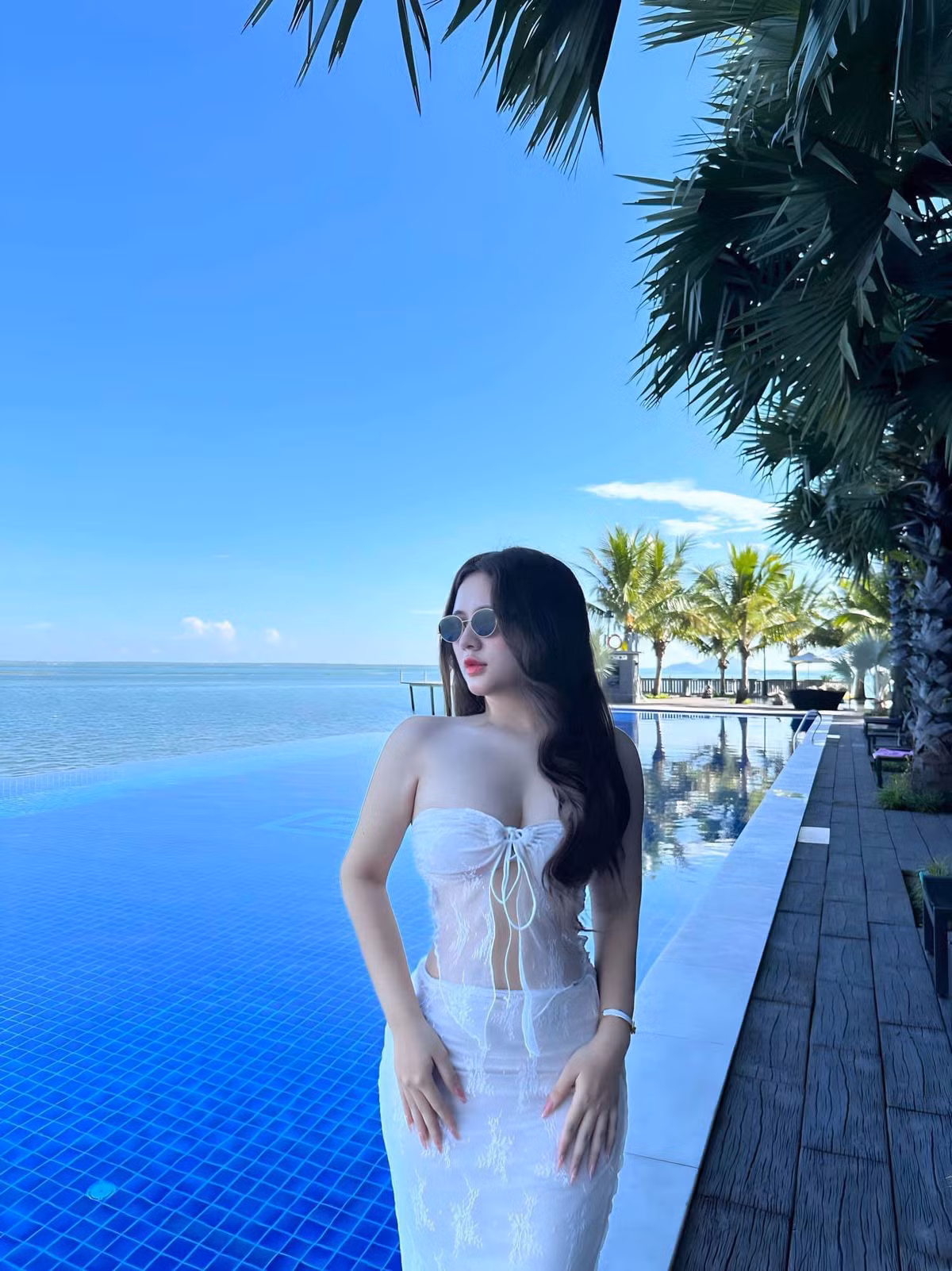 Nguyễn Dương Hồng Hân là gương mặt nổi tiếng ở Sài thành. Cô được dân mạng gọi với danh xưng "thiên thần áo dài" khi những hình ảnh cô diện tà áo truyền thống được lan truyền nhiều trên các diễn đàn MXH vào năm 2017.
