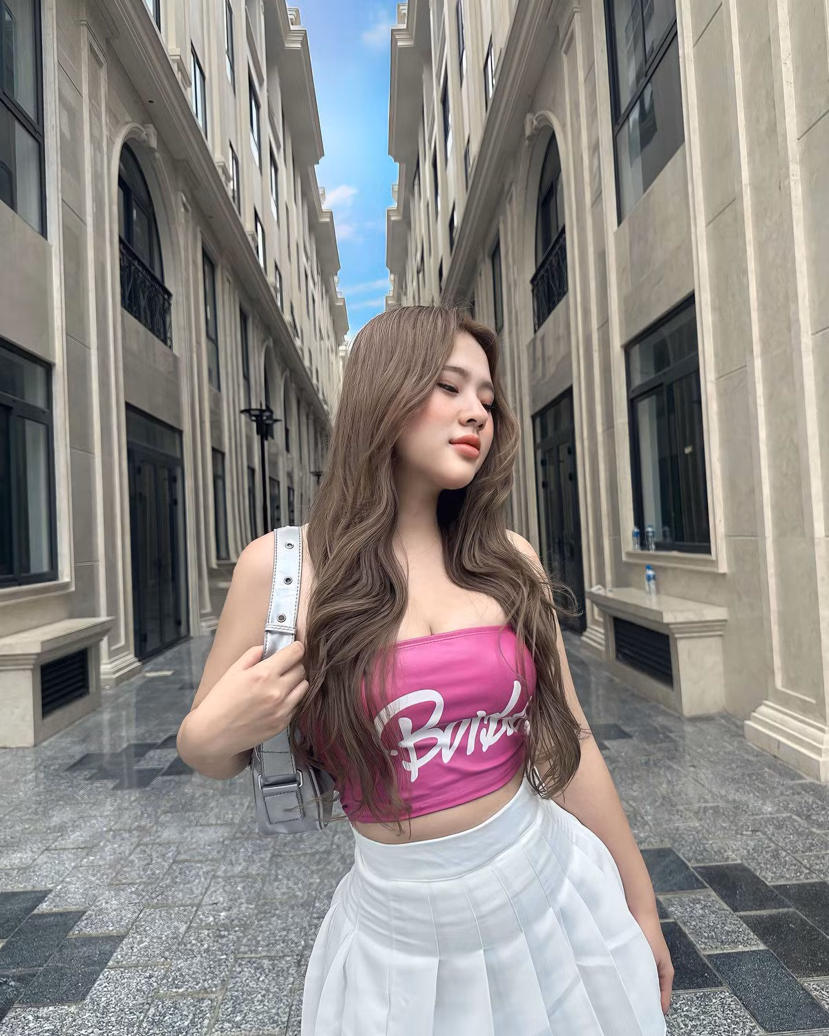 Hồng Hân bật mí: "Street style đời thường của mình khá đa dạng. Bản thân mình cũng muốn thử nghiệm nhiều phong cách khác nhau vì muốn khiến cho hình ảnh của mình không bị gò bó vào một hình mẫu cố định. Nếu nói về những item mà mình yêu thích thì chắc hẳn là những thiết kế váy ngắn, dáng xòe hoặc váy bodycon vì có thể mặc được theo nhiều phong cách...