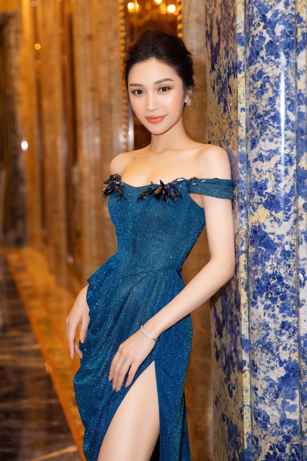 Tại sự kiện vừa diễn ra, Ngọc Anh còn chụp hình chung với nhiều cầu thủ thuộc tuyển Việt Nam như Huỳnh Như, Hồ Văn Ý,... Trong số đó có cả tiền đạo Tiến Linh và ngay lập tức, hai người được dân mạng "đẩy thuyền" vì quá đẹp đôi.