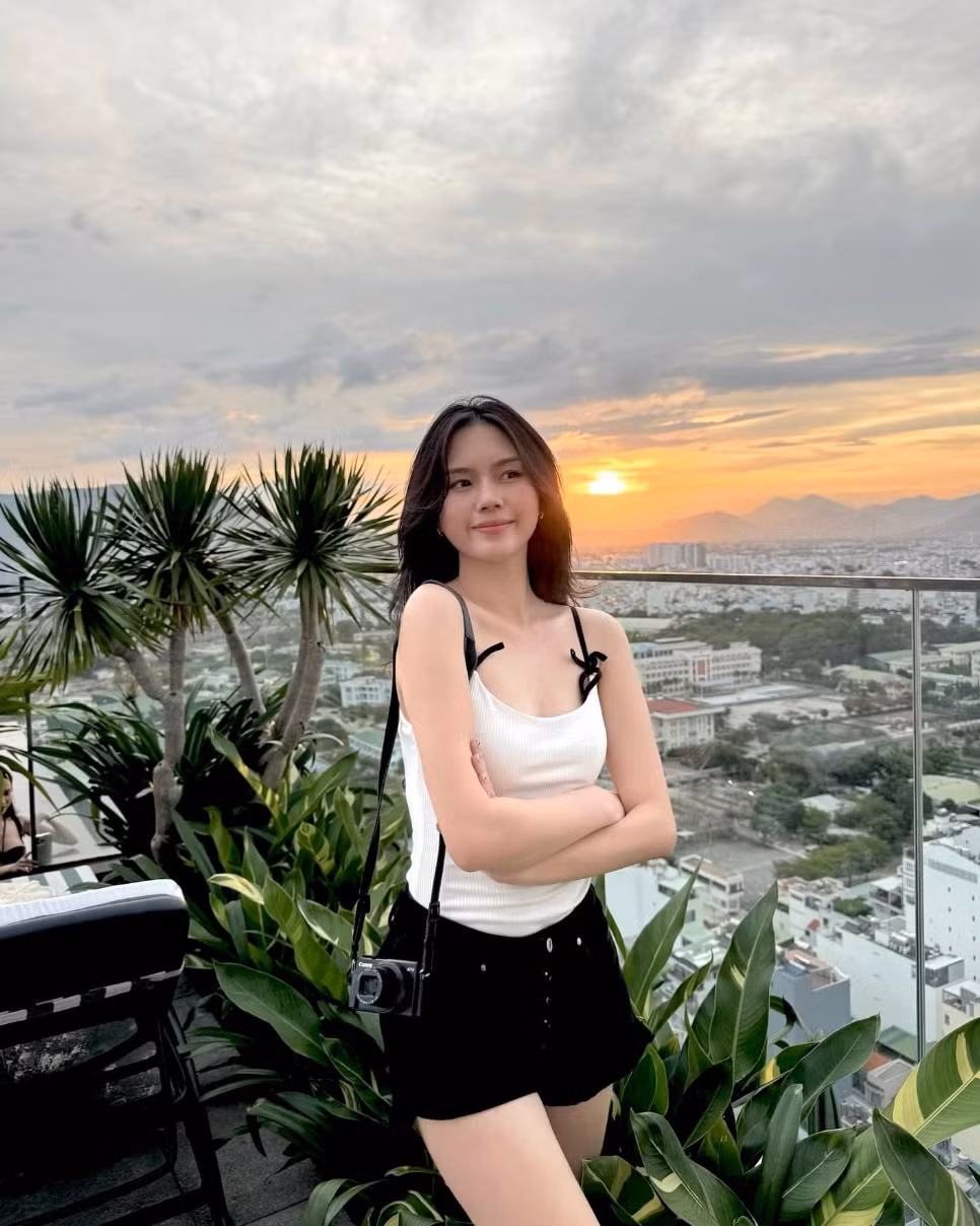 Nàng hot girl xứ Tuyên giữ vững phong độ về gu thời trang, biến hóa khi "bánh bèo", lúc lại năng động, cá tính.
